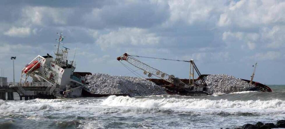 
	La nave arenata al pontile di Marina di Massa

