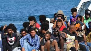 Naufragio davanti Lampedusa, si cercano almeno 40 persone in mare: 10 superstiti e diversi morti