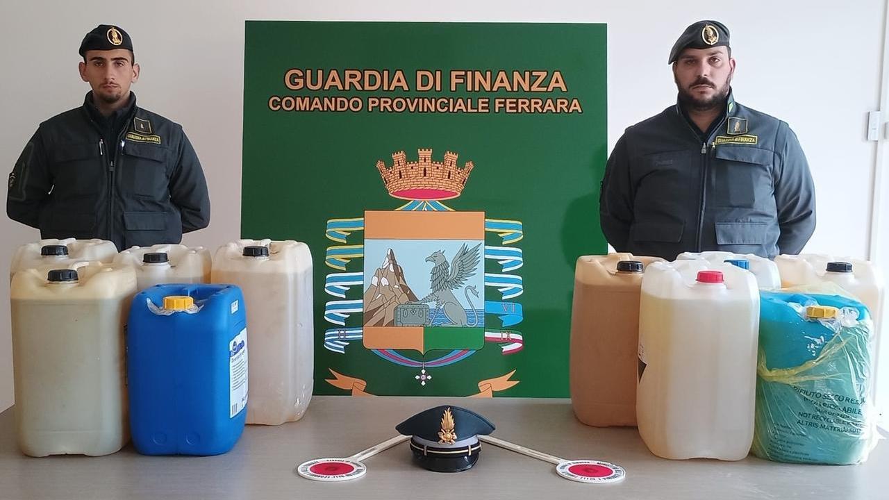 Trovati con 320 litri di gasolio e 3mila alcolici, il sequestro della Guardia di Finanza di Ferrara