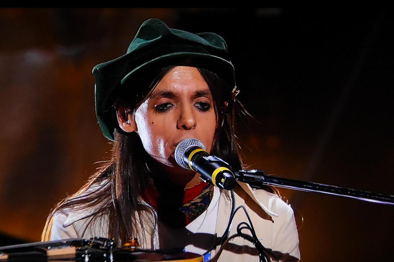 L’artista rom accusa Lucio Corsi di razzismo: «Nella canzone parli di zingari che rubano bambini, cambia testo»