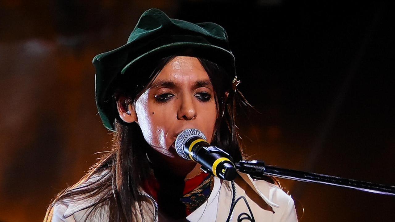 L’artista rom accusa Lucio Corsi di razzismo: «Nella canzone parli di zingari che rubano bambini, cambia testo»