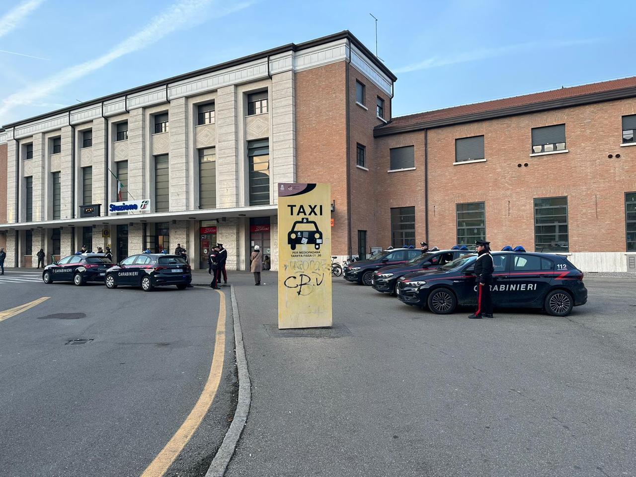 Aiuta uno sconosciuto pagandogli il pasto, ma diventa vittima di persecuzione e rapina: incubo per un 25enne