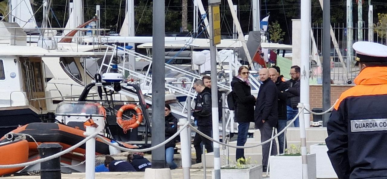 Precipita dal costone roccioso mentre fa una passeggiata, muore una ragazza