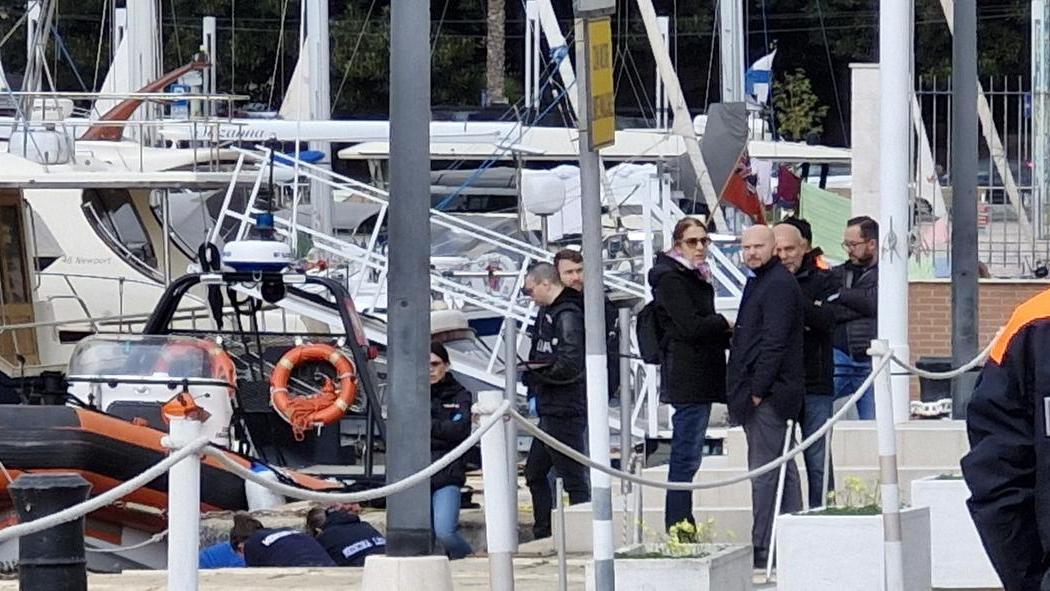 Precipita dal costone roccioso mentre fa una passeggiata, muore una ragazza