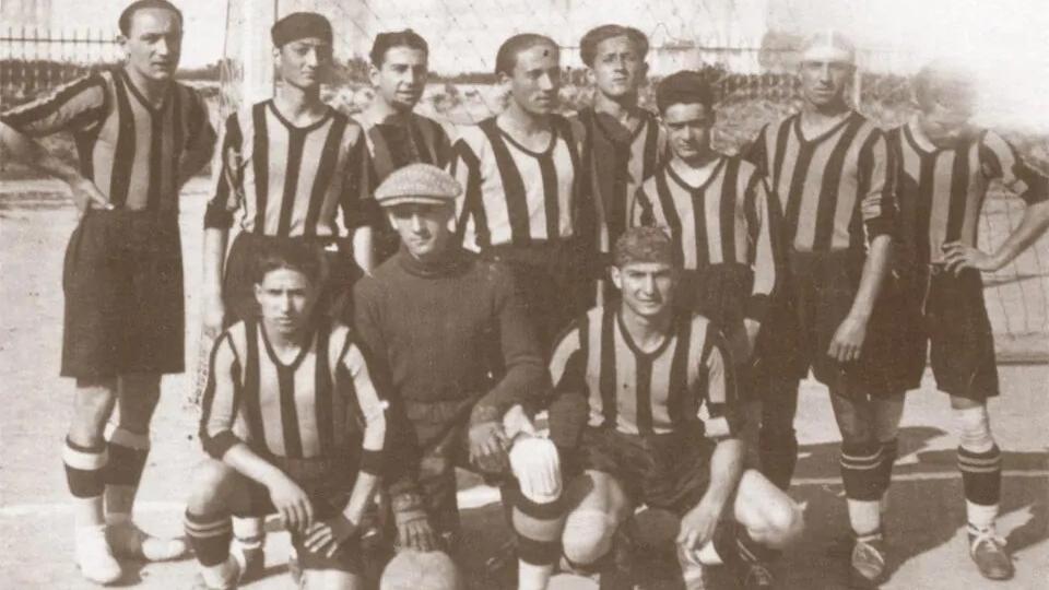 Una foto storica del Cagliari calcio (tratta dal sito <a href="https://cagliaricalcio.com/casteddu/storia-rossoblu/">www.cagliaricalcio.com</a>)
