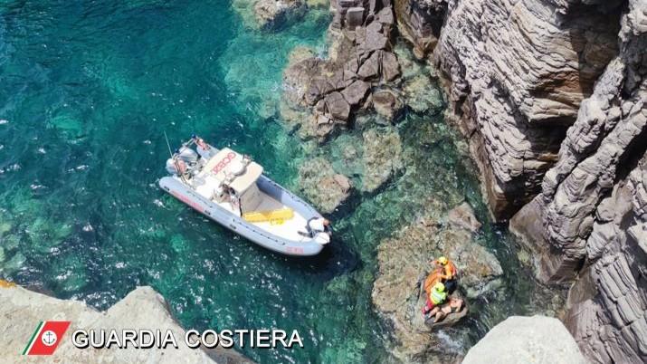 Ragazza morta dopo la caduta dalla scogliera, si cerca il corpo di un uomo