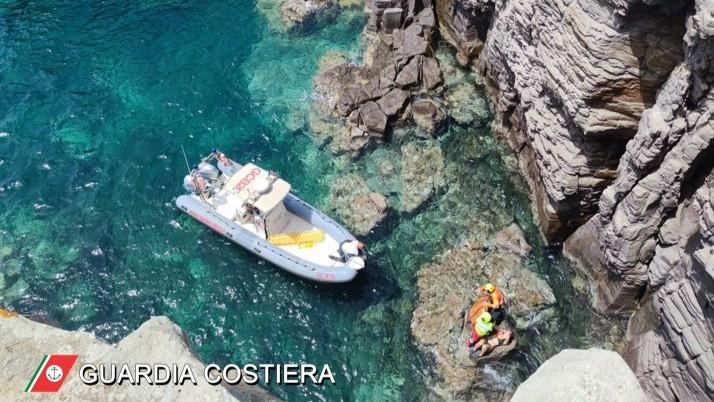 Ragazza morta dopo la caduta dalla scogliera, si cerca il corpo di un uomo