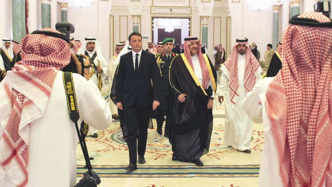 Renzi durante un viaggio in Arabia, paese dove tiene spesso conferenze