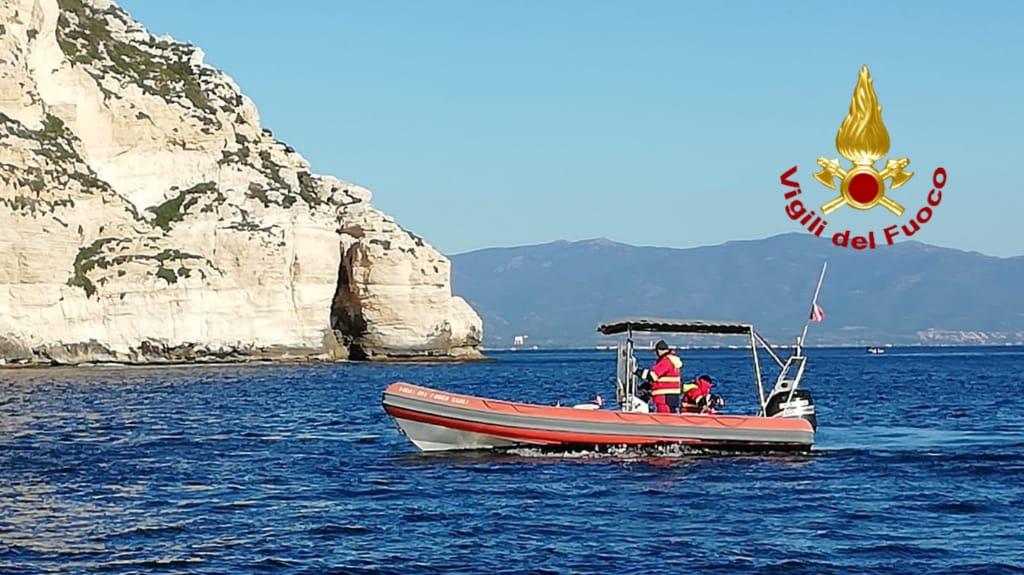 Mistero sulla morte della ragazza caduta dalla scogliera, trovato il borsello di un giovane