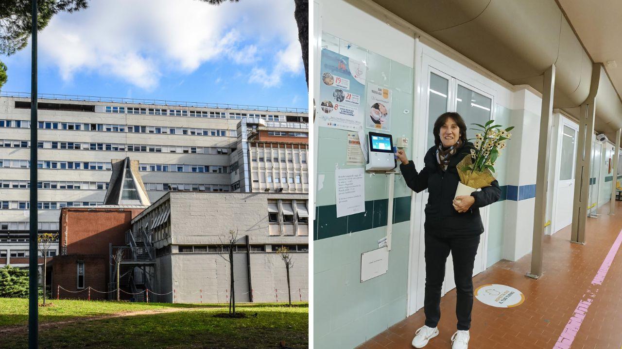 Luana Aldi mentre timbra l'ultimo cartellino prima della pensione