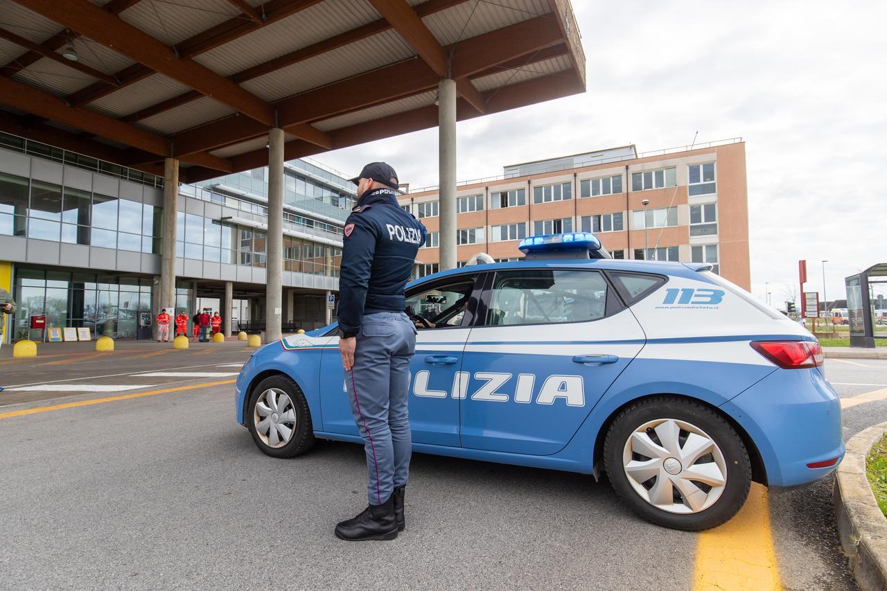 Morde un operatore sanitario dopo il malore, giovane arrestato in ospedale a Cona