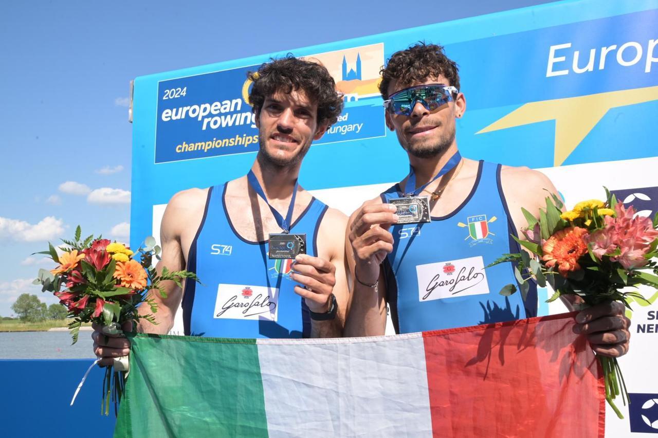 
	Stefano Oppo (a sinistra) con il compagno Gabriel Soares e la medaglia d'argento al collo alle Olimpiadi di Parigi 2024

