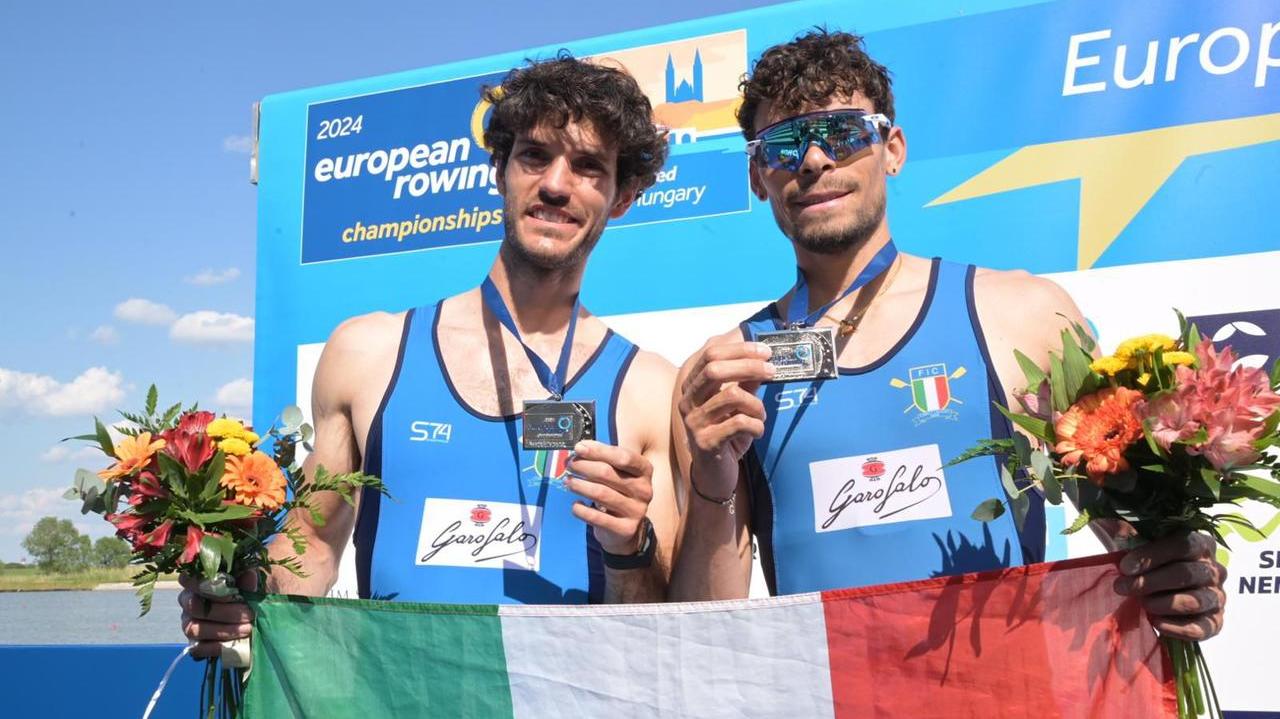 Stefano Oppo (a sinistra) con il compagno Gabriel Soares e la medaglia d'argento al collo alle Olimpiadi di Parigi 2024