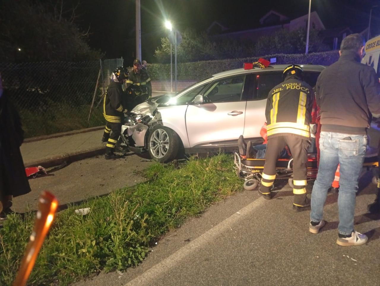 Scontro tra una Renault e un autobus di linea: due feriti in ospedale