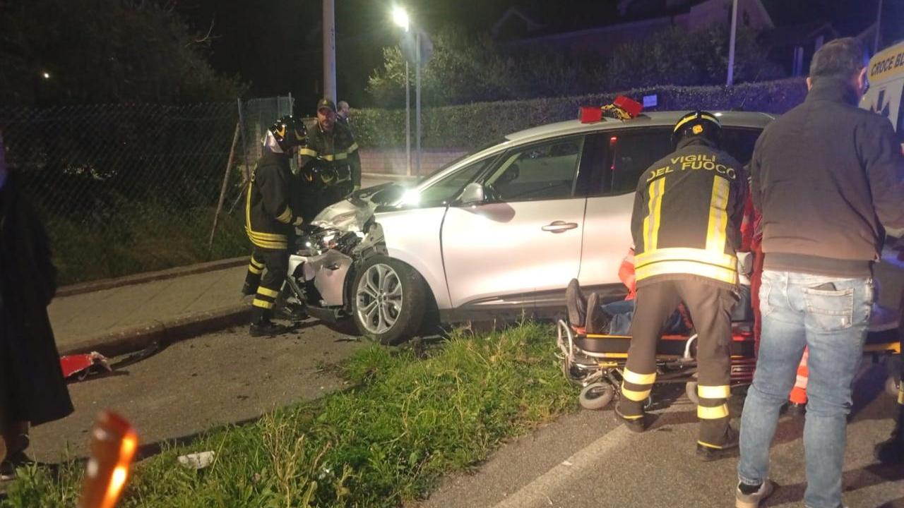 Scontro tra una Renault e un autobus di linea: due feriti in ospedale