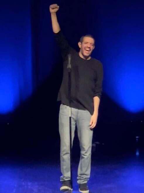 Storia di Roma per gente allegra: a Livorno il re della stand up comedy Francesco De Carlo