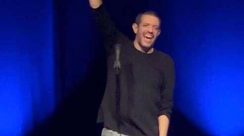 Storia di Roma per gente allegra: a Livorno il re della stand up comedy Francesco De Carlo