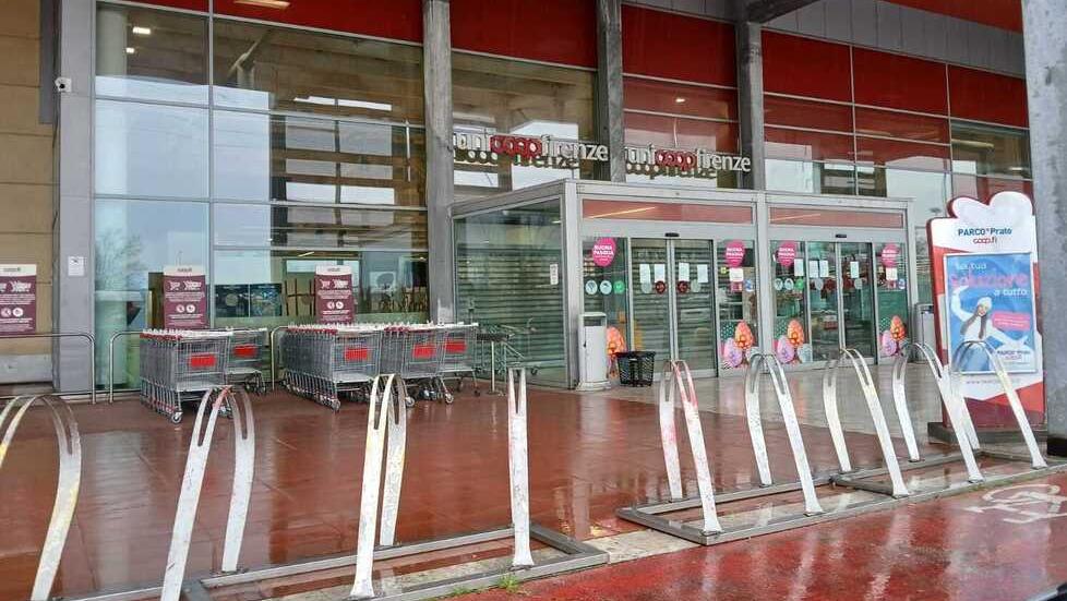 ll centro commerciale “Parco Prato” chiuso per maltempo