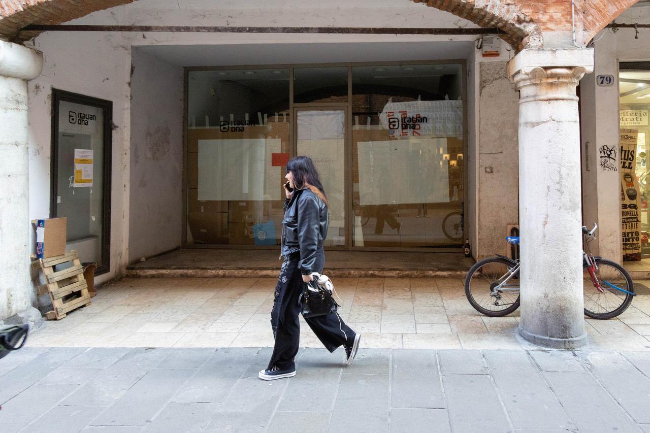 Sporcizia e vagabondaggio, i commercianti ferraresi: «San Romano va riqualificata»