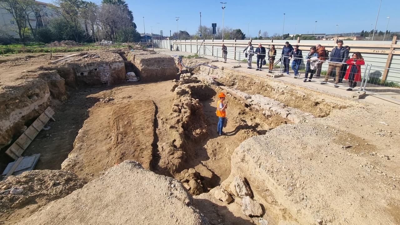 Straordinaria scoperta a Sassari, sotto la scuola di via Artiglieria ritrovati i resti del borgo medievale di Utzeri