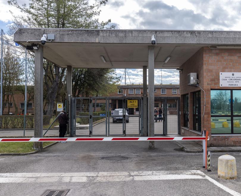 Carcere di Ferrara, sovraffollamento al 164%: sezioni con due docce per 50 persone