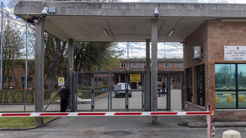Carcere di Ferrara, sovraffollamento al 164%: sezioni con due docce per 50 persone