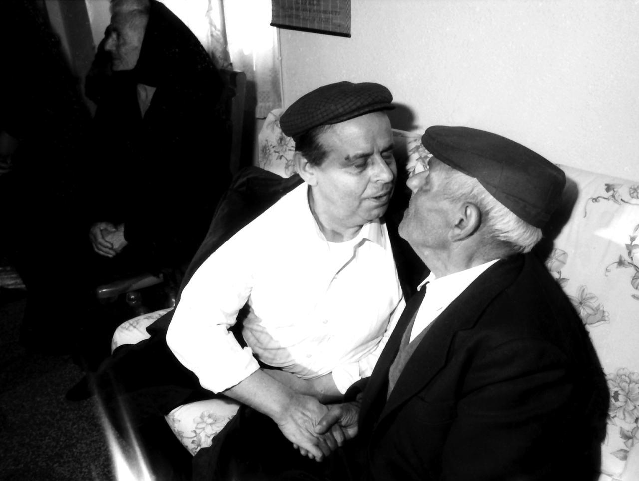 
	Ciriaco Calvisi riabbraccia il padre Arcangelo in una foto storica di Claudio Gual&agrave;

