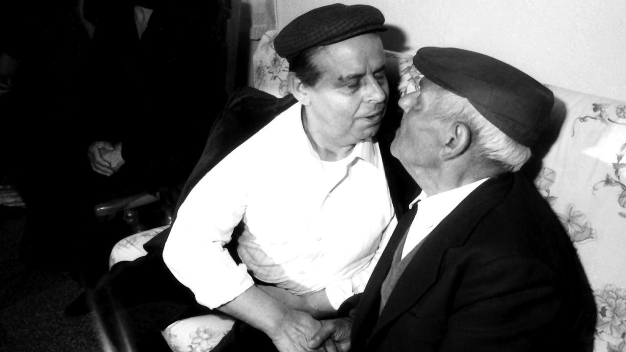 Ciriaco Calvisi riabbraccia il padre Arcangelo in una foto storica di Claudio Gualà
