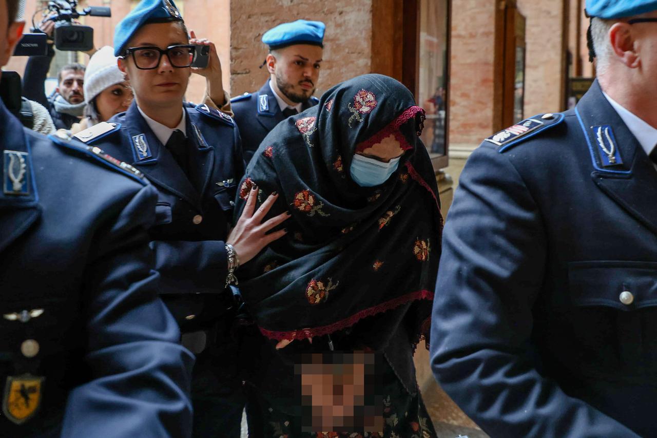 La madre di Saman: «L’ho vista sparire nel buio». Il padre: «A ucciderla sono stati lo zio e i cugini»