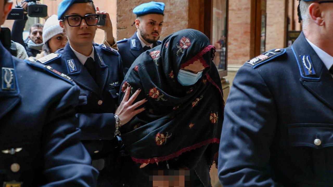 La madre di Saman: «L’ho vista sparire nel buio». Il padre: «A ucciderla sono stati lo zio e i cugini»