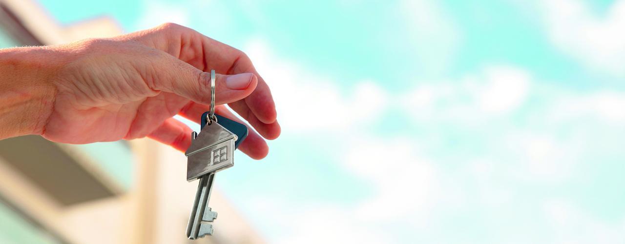 Modena, la prof del liceo: «L'affitto è di 1300 euro, lo pagano i miei genitori»