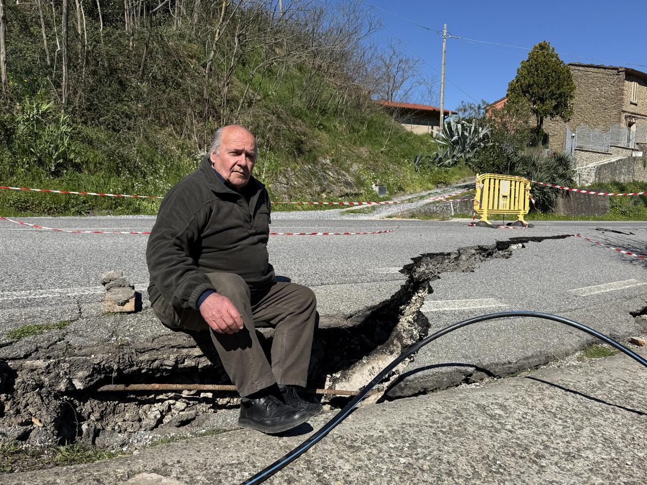 
	Uno degli sfollati sull'asfalto ceduto (foto Nucci)

