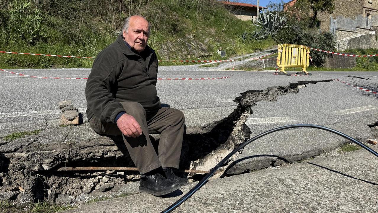 Uno degli sfollati sull'asfalto ceduto (foto Nucci)