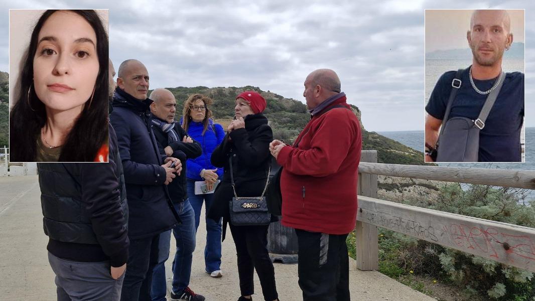 
	Il capo della Squadra mobile Davide Carboni con i genitori di Paolo Durzu, in piccolo Manola Mascia e lo stesso Durzu (fotoservizio di Mario Rosas)

