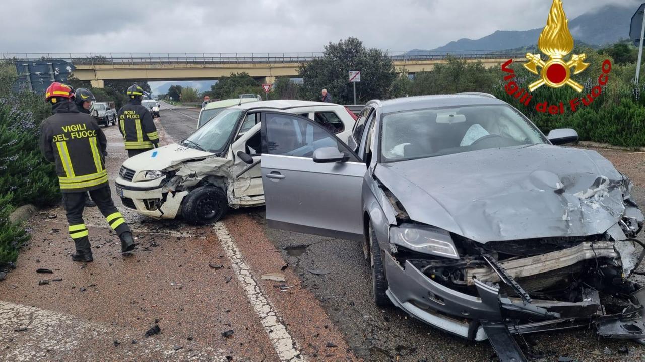 Frontale sulla SS 125, tre auto coinvolte: diversi feriti trasportati in ospedale