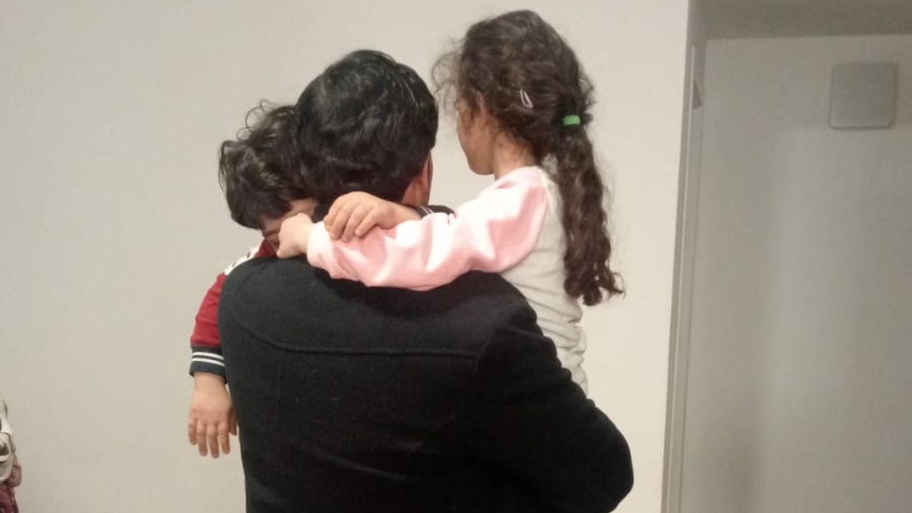 Il momento dell'abbraccio del padre con i figli