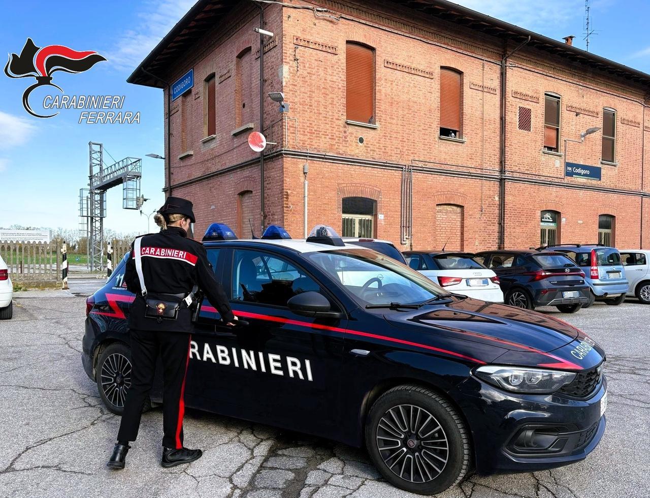 Autoerotismo in treno davanti a minorenni, uomo fermato sulla Ferrara-Codigoro