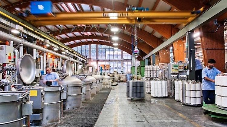 L'interno di una tintoria: le rifinizioni sono aziende "energivore"