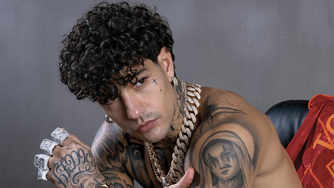 Tony Effe sempre nella bufera: l’esclusione dal Capodanno di Roma, la collana d’oro, il tapiro e Valerio Scanu