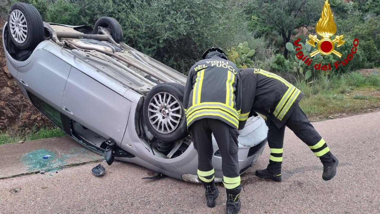 Auto esce di strada e si ribalta: ferito grave un ragazzo