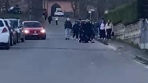 Un fotogramma dell'aggressione tra ragazze a Pavullo