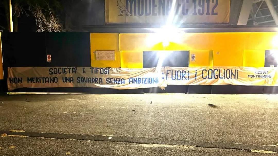 Il messaggio lasciato dai tifosi del Modena davanti allo stadio Braglia