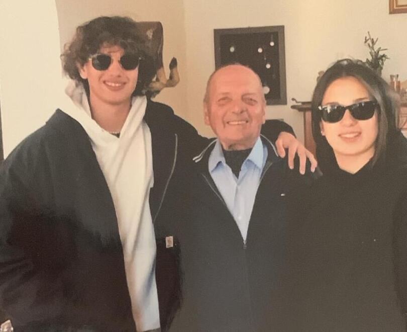 
	professor Carlo Agostini (al centro) con i nipoti Nicolas e Asia in una foto concessa dalla famiglia

