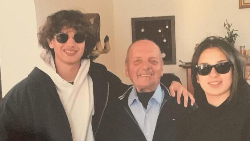 professor Carlo Agostini (al centro) con i nipoti Nicolas e Asia in una foto concessa dalla famiglia