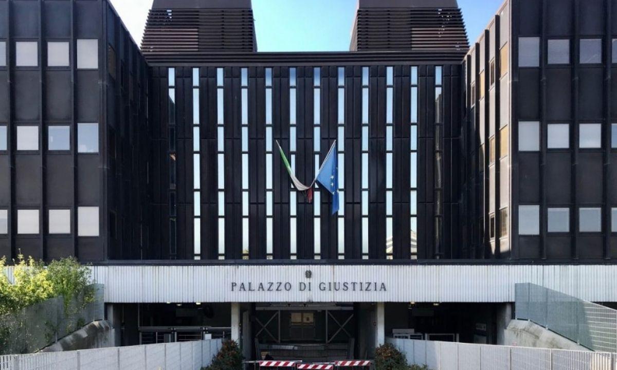 Trovano 11mila euro nella cassetta del wc, idraulici a processo per furto