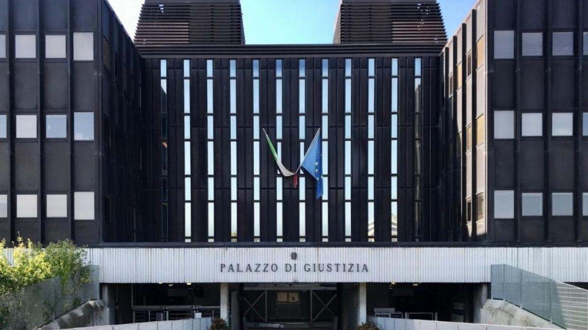 Trovano 11mila euro nella cassetta del wc, idraulici a processo per furto