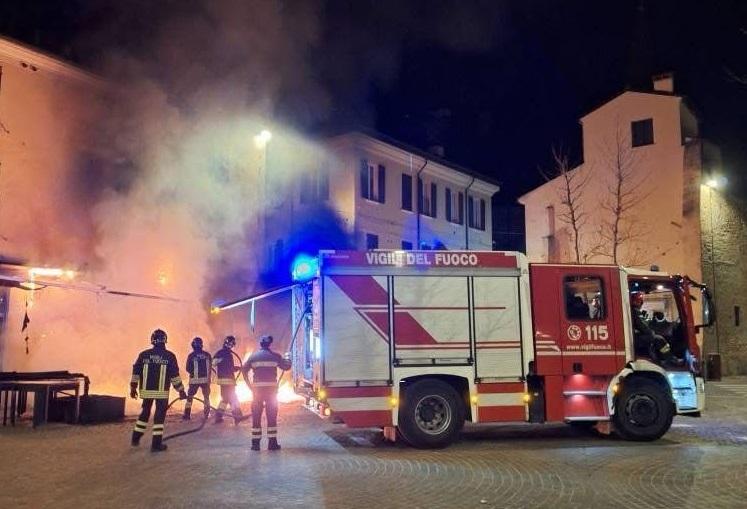 Tendone del locale a fuoco e un uomo minaccia di buttarsi nel fossato del Castello, notte di caos a Ferrara