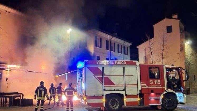 Tendone del locale a fuoco e un uomo minaccia di buttarsi nel fossato del Castello, notte di caos a Ferrara