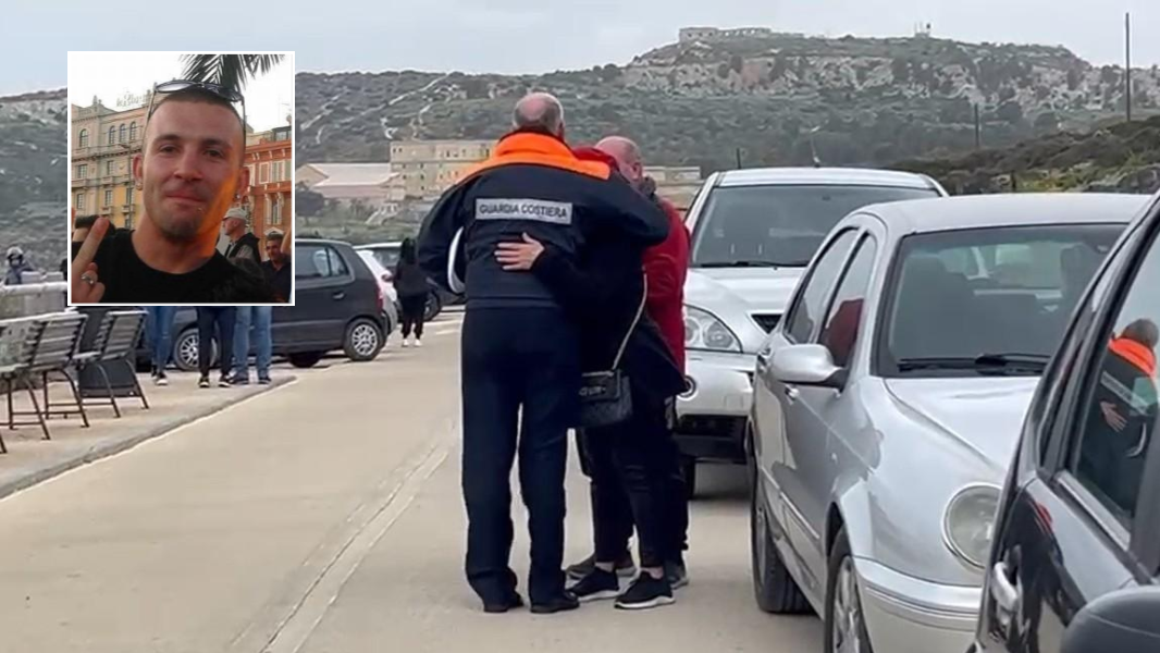 
	L'abbraccio tra il direttore marittimo di Cagliari e i genitori di Paolo Durzu <em>(foto Mario Rosas)</em>

