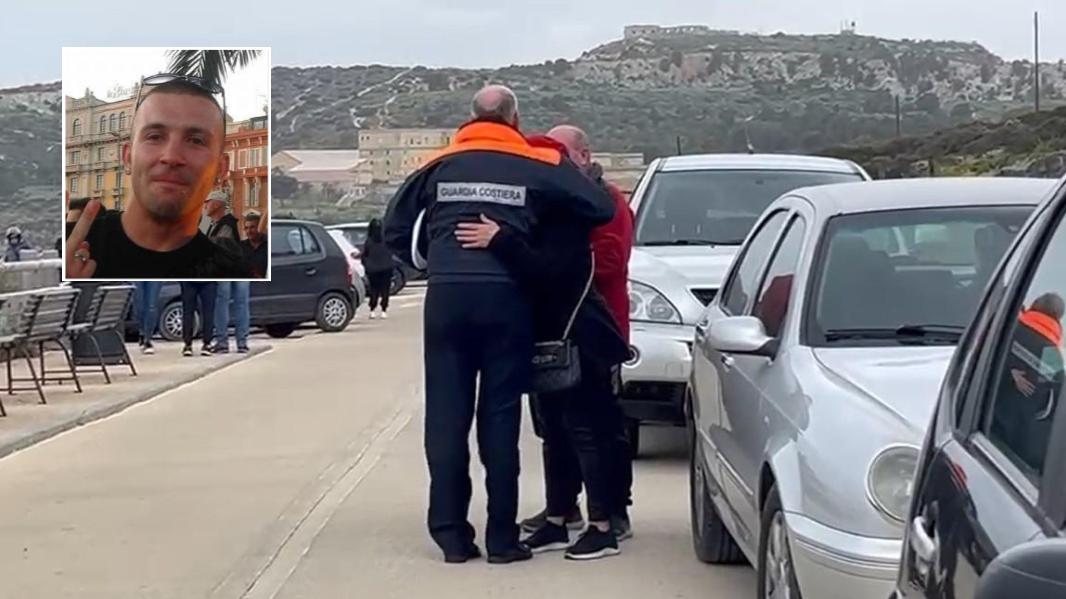 L'abbraccio tra il direttore marittimo di Cagliari e i genitori di Paolo Durzu <em>(foto Mario Rosas)</em>